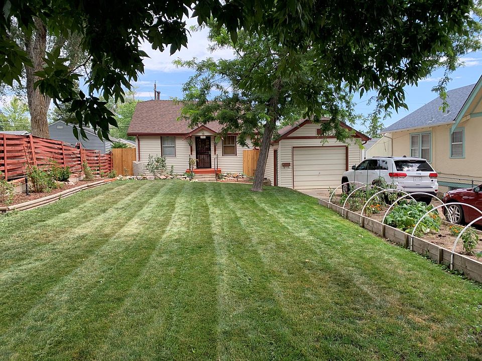 Beautiful, deep-set front yard with garden bed.