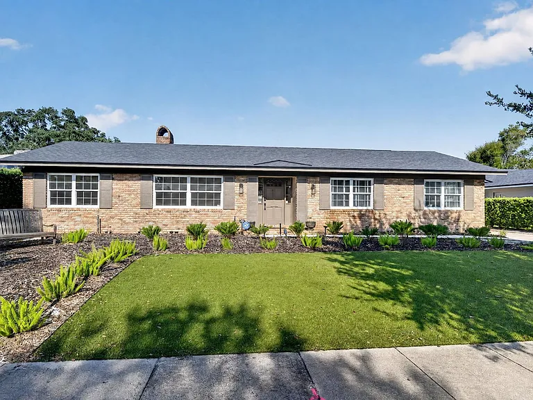 677 Selkirk Dr — Photo 1