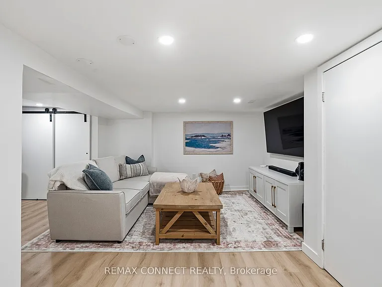 60 Woodbury Rd — Photo 26