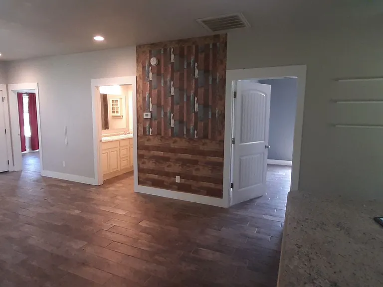 310 W Indiana St — Photo 10