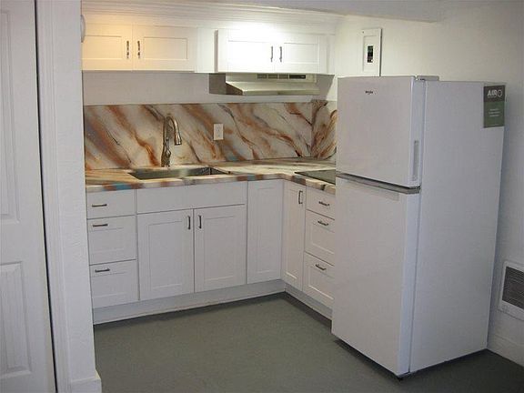 4th image of 989 Siskiyou Blvd #1