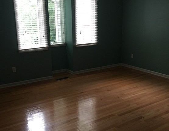 5th image of 940 N Park Ave