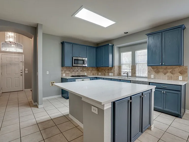7657 Ravenhill Dr — Photo 10