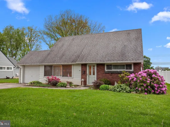 26 Crystal Rd, Levittown, PA 19057