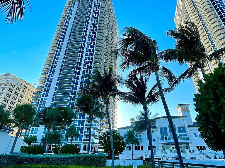 4775 Collins Ave #2305 — Photo 28