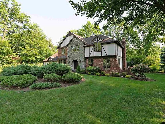 2nd image of 6 Applewood Dr
