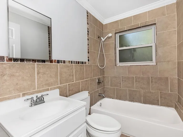 1401 McCullough Ave NE #8 — Photo 6