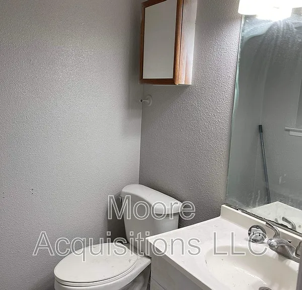 302 E Kansas St — Photo 14