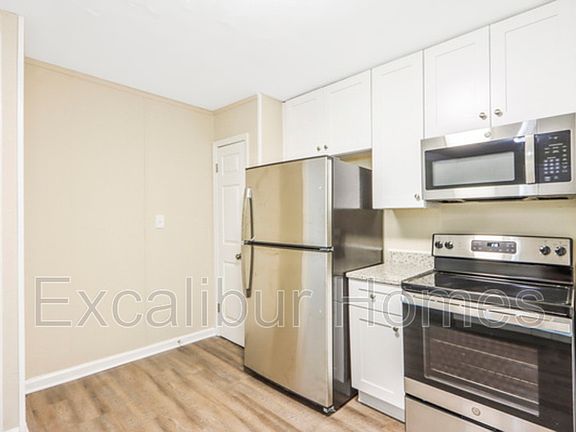 5th image of 909 Carlton Dr SE