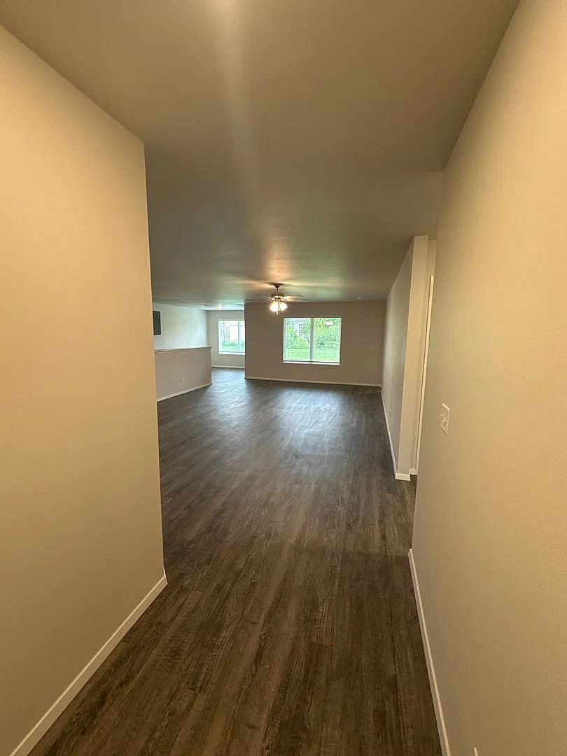 Pre-Leasing Now! Discover Modern Comfort in This 3-Bedroom, 2-Bath Home in Broken Arrow — Photo 4