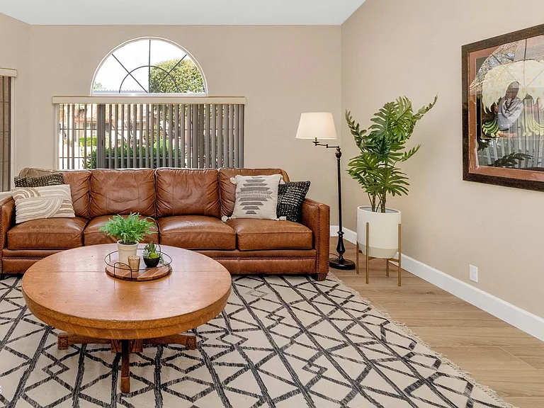9013 W Kerry Ln — Photo 2