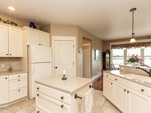 5th image of 5349 N Elm Ave