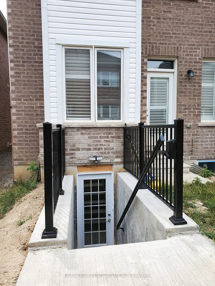 Building Photo - 379 Trudeau Dr