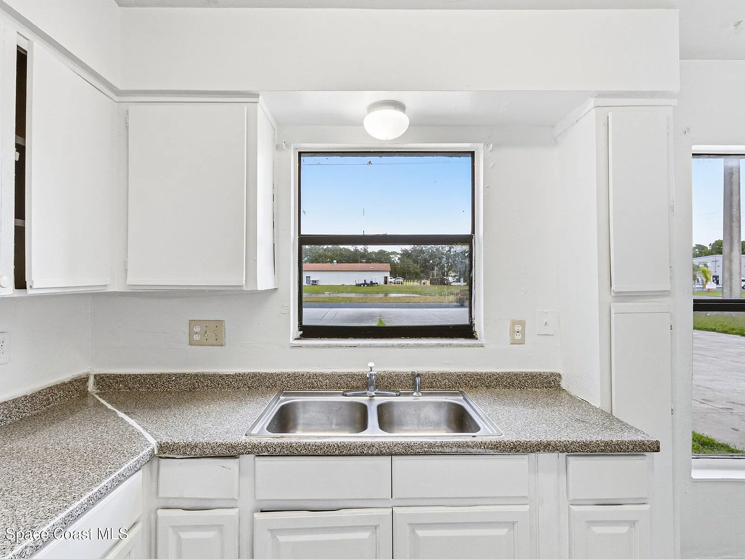 2 bed, 1.0 bath, 893 sqft, $1,300 — Photo 4