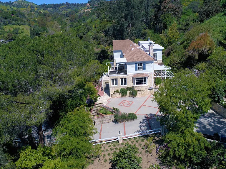 2400 Benedict Canyon Dr — Photo 8