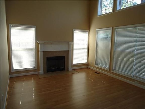 Large vaulted ceiling Liv Rm