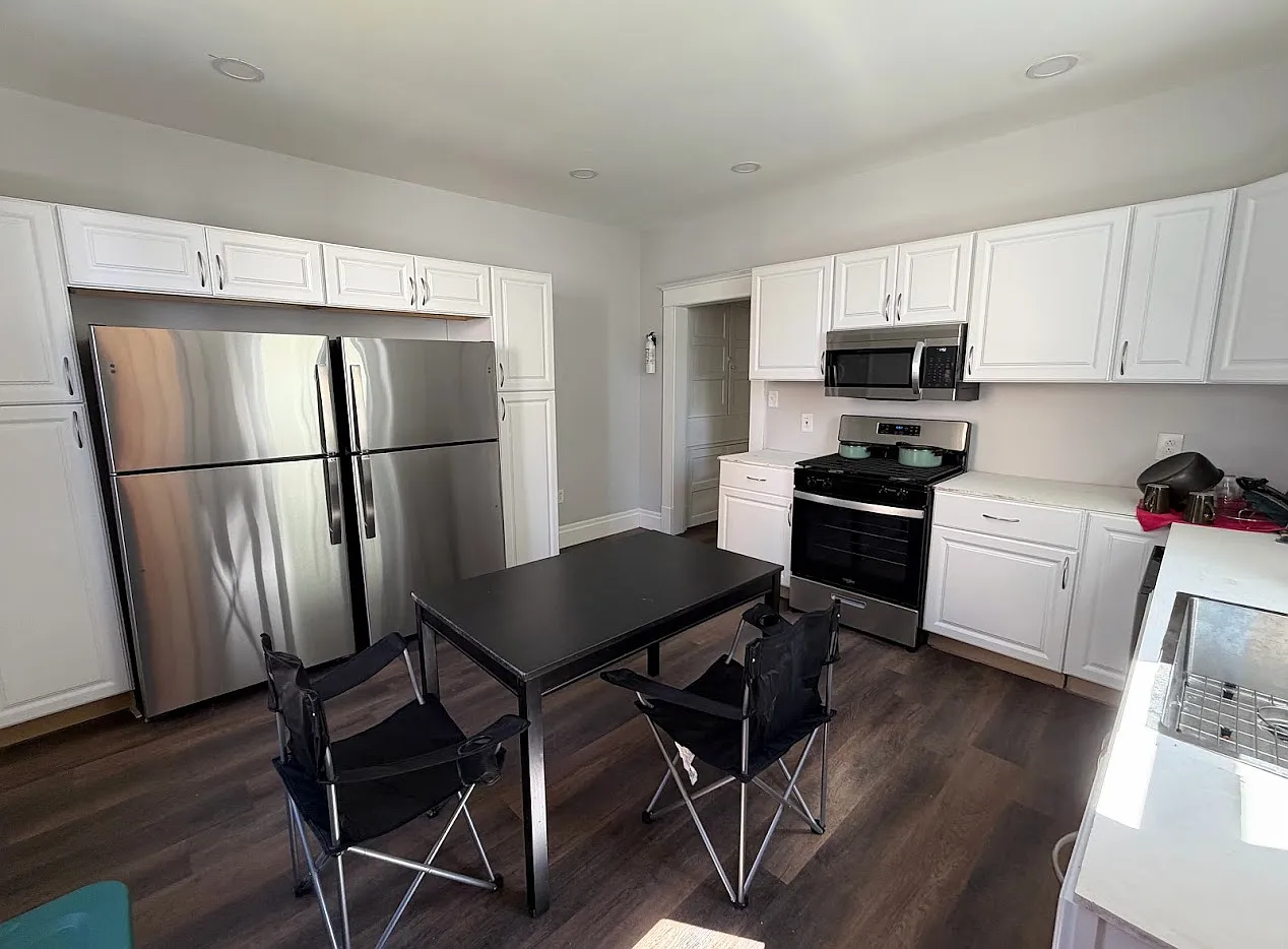 6 bed, 2310 sqft, $800 — Photo 2
