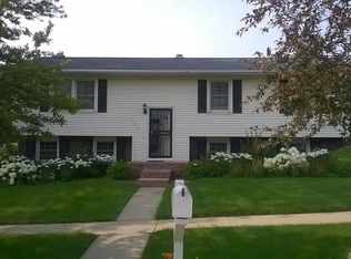 3816 Cambridge Dr, Park City, IL 60085