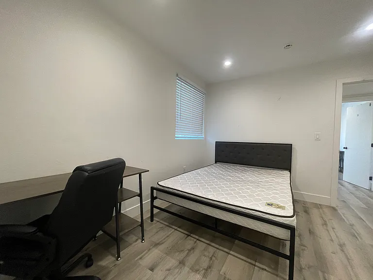1532 W 37th St #1530 — Photo 12