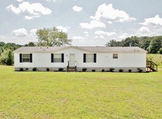 169 Country Ln, Hartwell, GA 30643