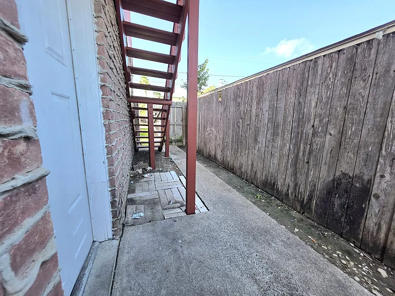2421 Vine Ave #C — Photo 16