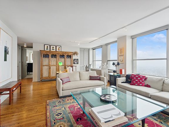 4th image of 2626 N Lakeview Ave APT 3812