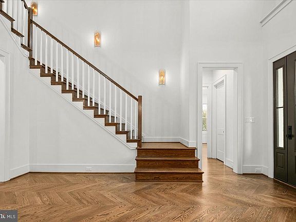 3rd image of 8407 Holly Leaf Dr