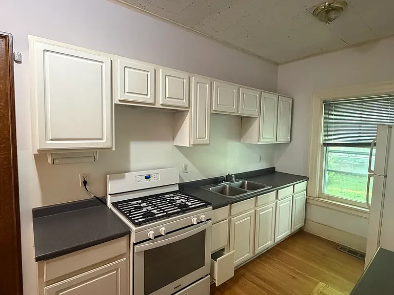 133 S Lake Ave #1 — Photo 5
