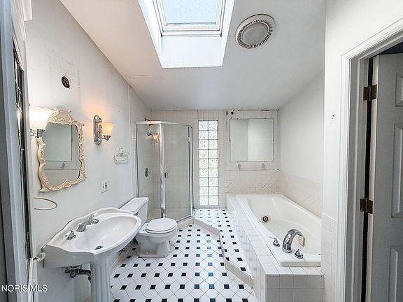 33rd image of 1443 Eastgate Rd