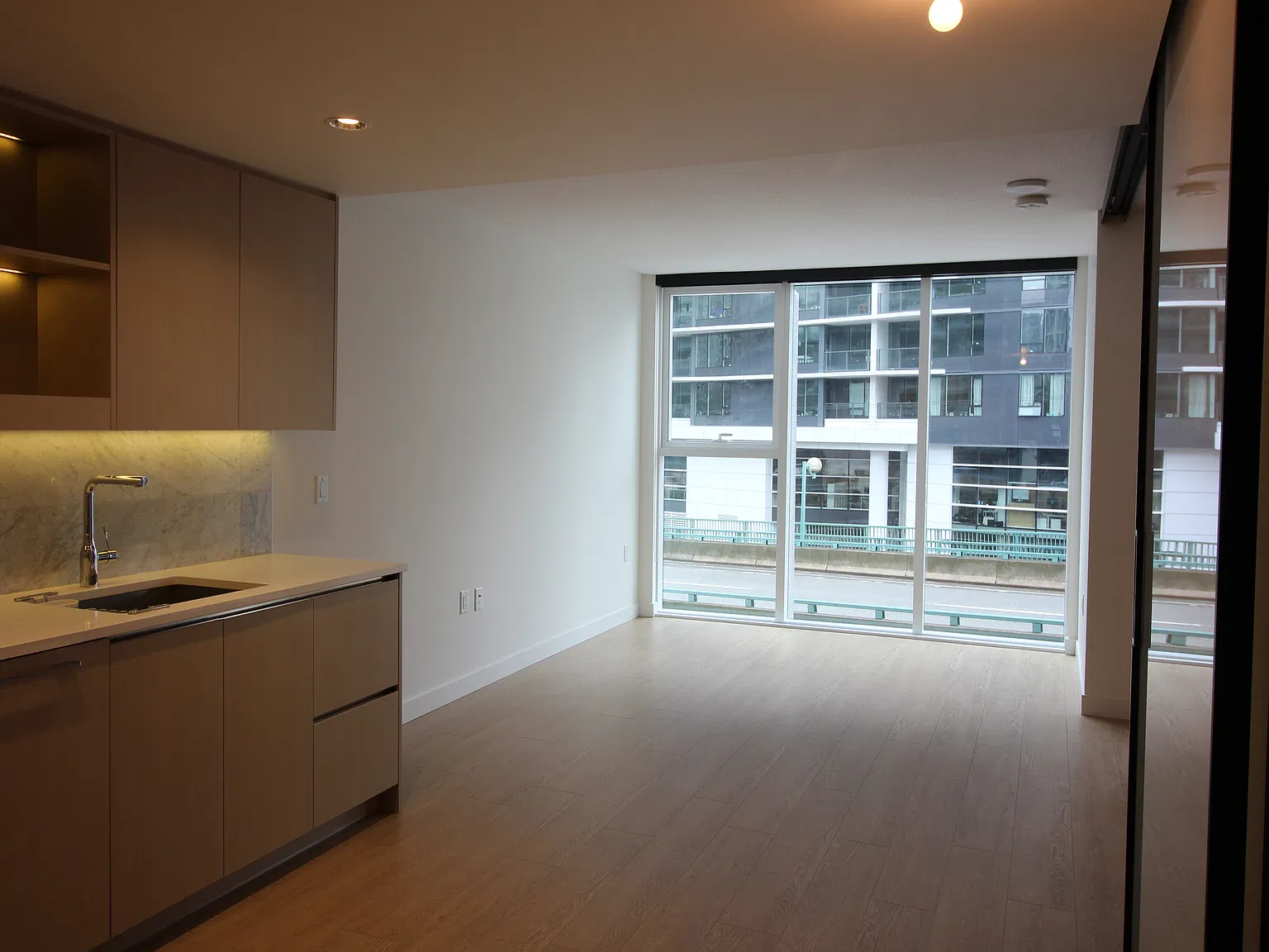 87 Nelson St Vancouver — Photo 4