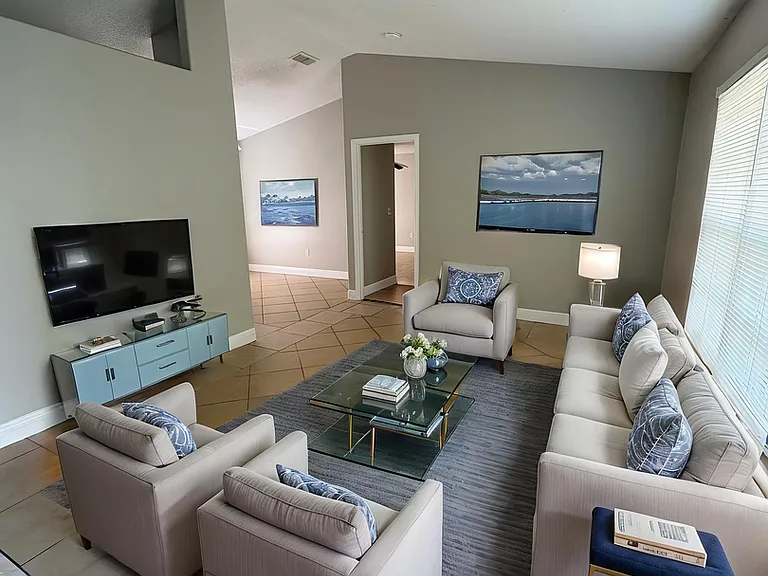 305 Colonade Ct — Photo 2