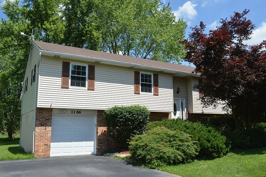 1166 Valley Rd photo 1