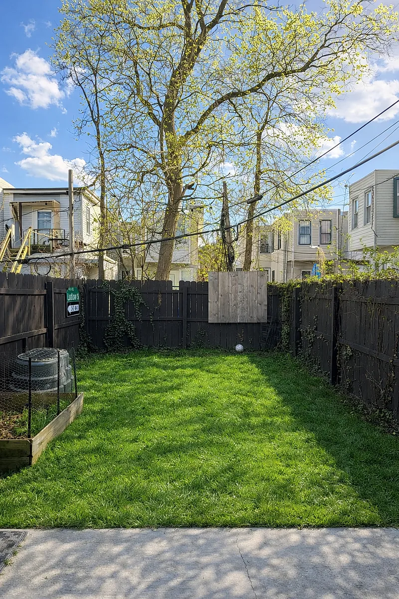 Building Photo - 5322 Ludlow St #1