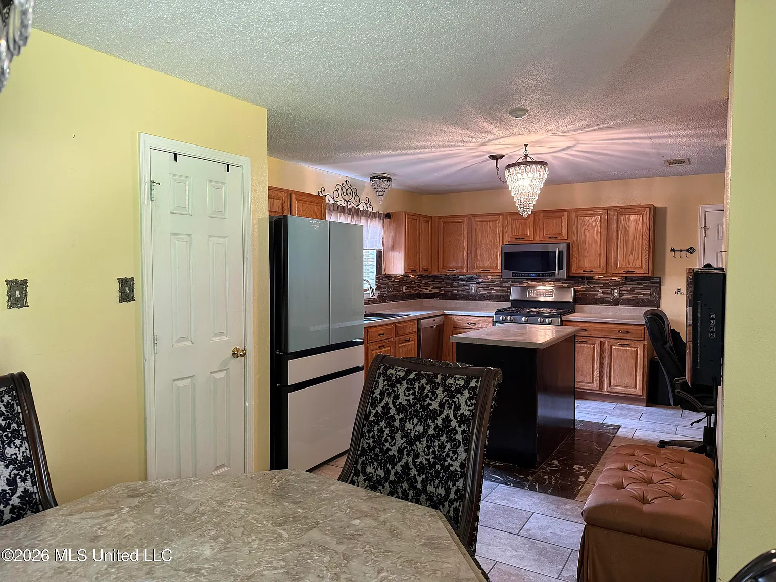 3 bed, 2.0 bath, 1666 sqft, $1,900 — Photo 4