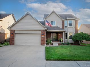 24372 Charles Dr, Brownstown, MI 48183