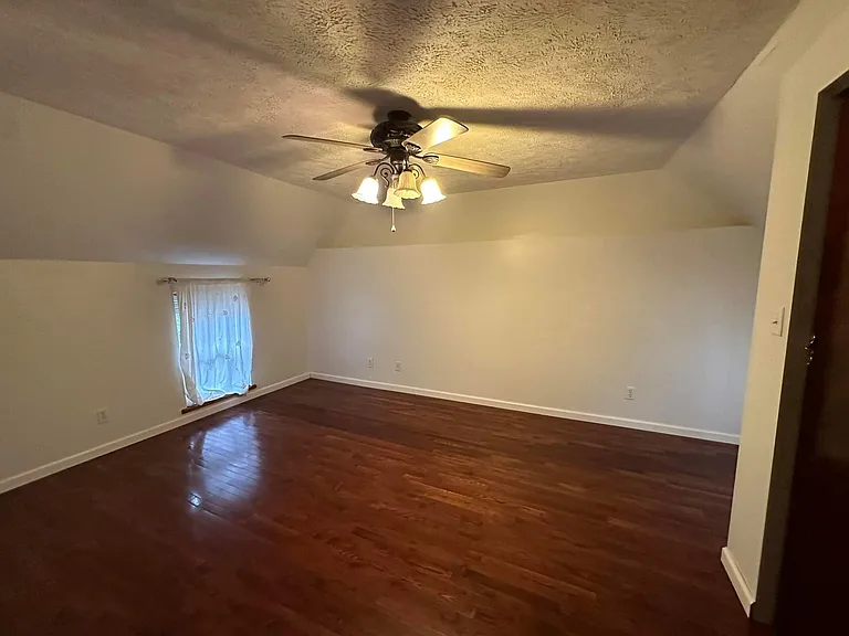 385 Riverside Dr — Photo 10