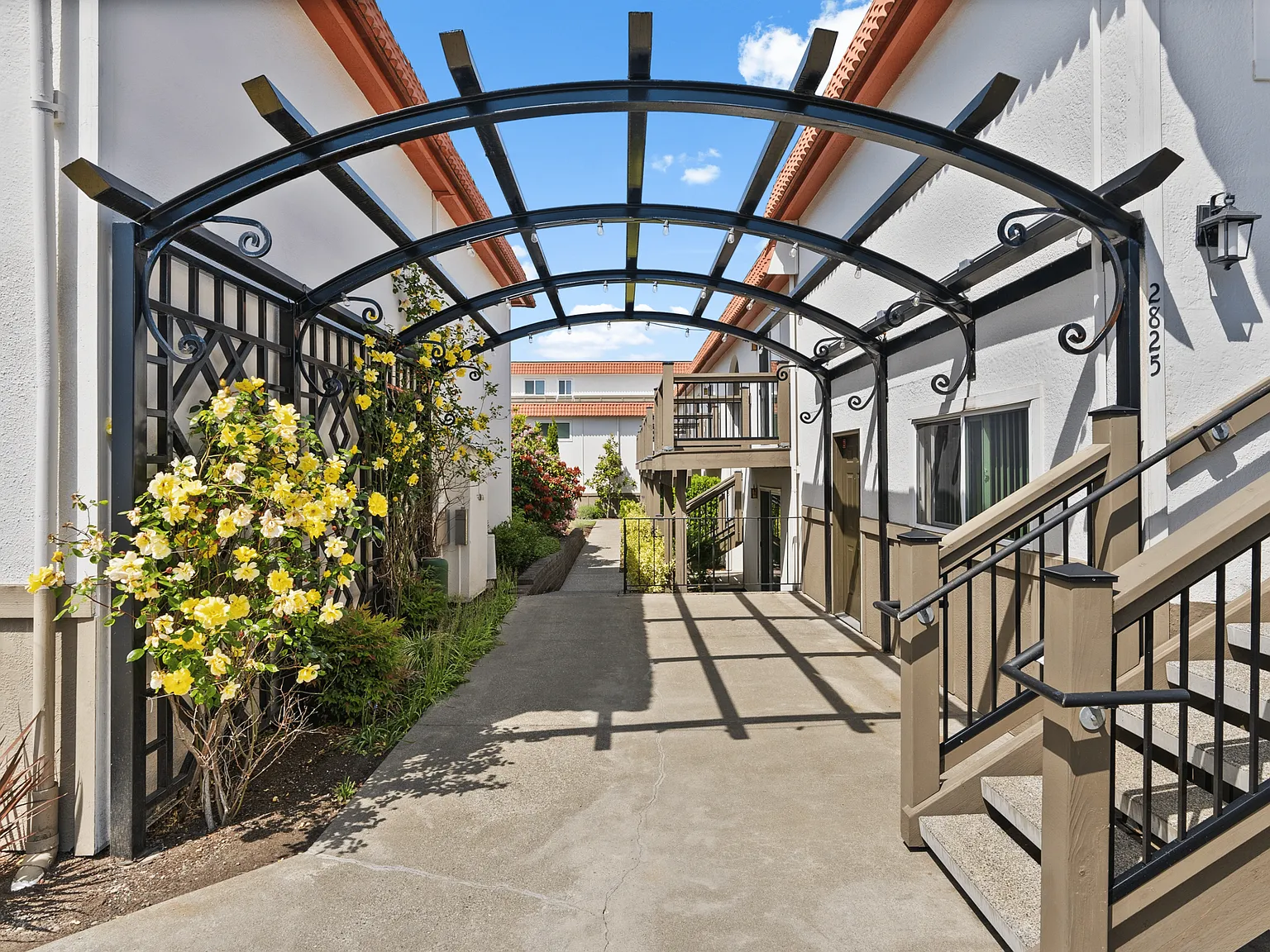Valencia Apartments — Photo 2