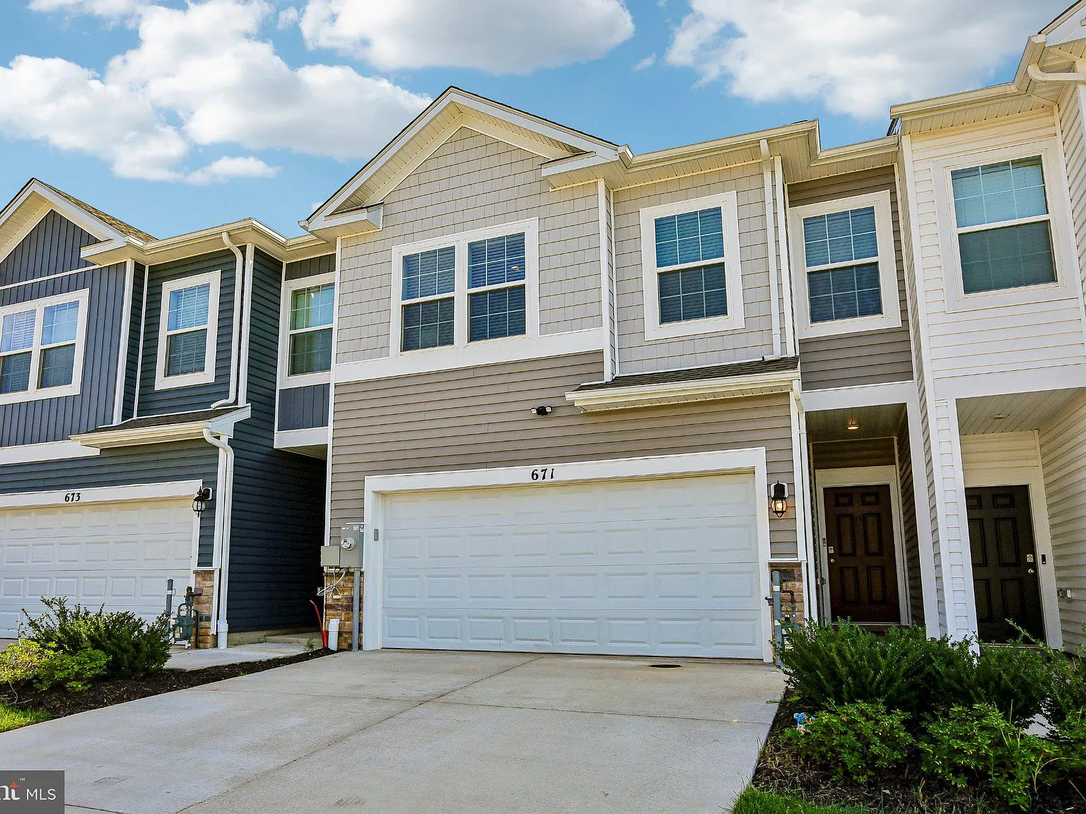 4 bed, 2.5 bath, 1937 sqft, $3,300 — Photo 2