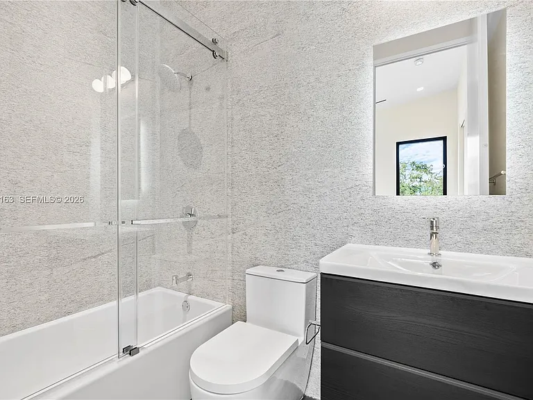 536 W 51st St — Photo 23
