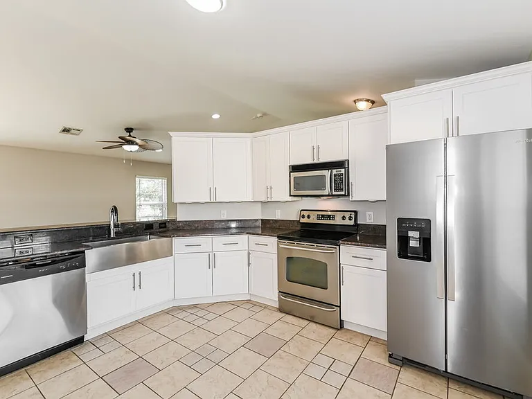 3213 SE Santa Barbara Pl — Photo 7