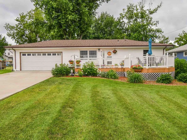 913 E 4th St, Garretson, SD 57030