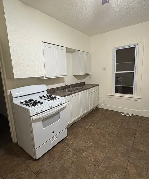 821 Vinton St — Photo 2