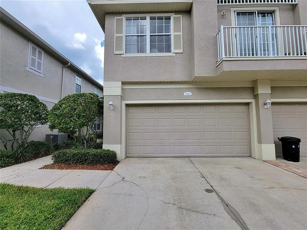 3 bed, 2.5 bath, 1686 sqft, $2,200 — Photo 3