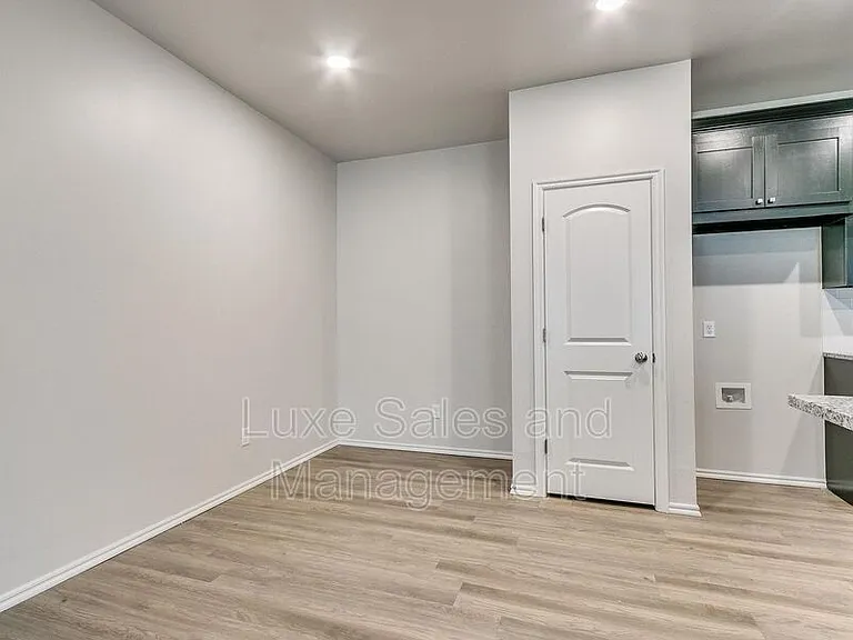 8003 NW 105th Ter — Photo 6