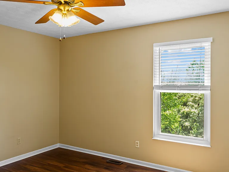 1637 Cantebury Ln — Photo 10