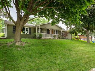 907 Northbrook Dr, Davenport, IA 52806