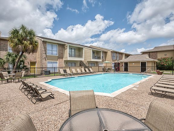 3rd image of 77 E Edgebrook Dr #612