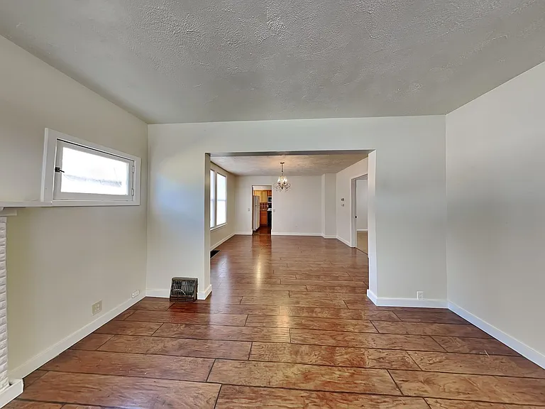 914 E Indiana Ave — Photo 4