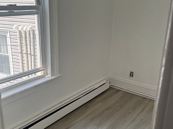 3rd image of 914 Main St Floor 2