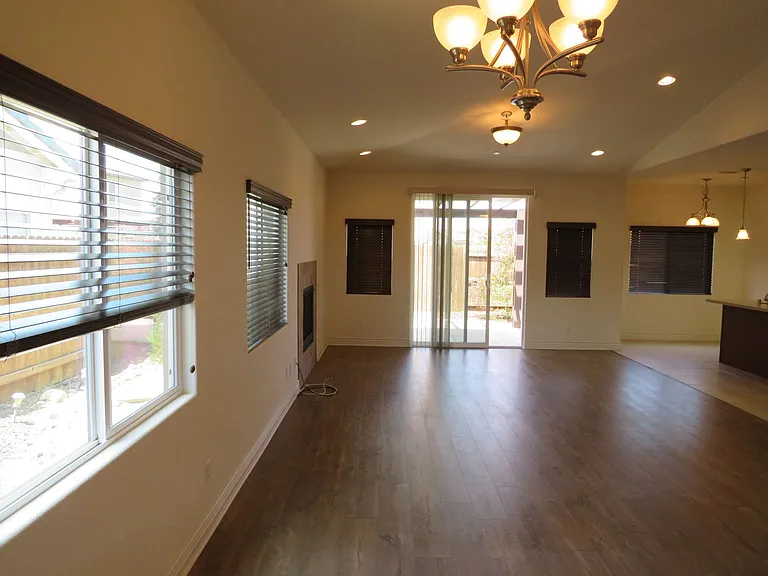 305 Hampton Dr — Photo 6